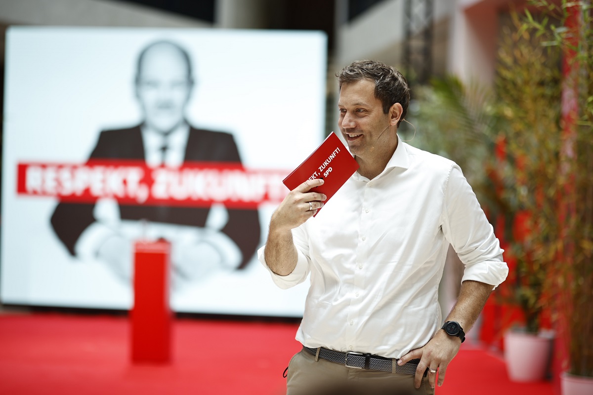 Foto: Lars Klingbeil vor seiner Rede beim Zukunftscamp